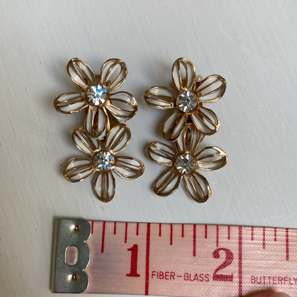 Vintage Clip on Floral Earrings, White and Gold floral layers - Picture 6 of 6